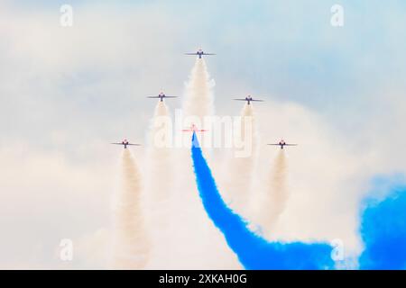 Fairford, Regno Unito. 21 LUGLIO, 2024. Le frecce rosse si esibiscono come migliaia di persone decadono sul Royal International Air Tattoo (RIAT), una delle più grandi fiere aeree al mondo con oltre 200 aerei sul sito della RAF USAF di Fairford con molteplici esposizioni di volo. Credito Milo Chandler/Alamy Live News Foto Stock