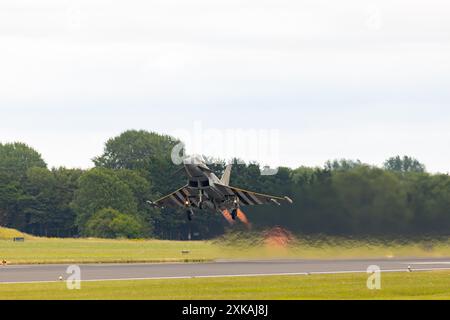 Fairford, Regno Unito. 21 LUGLIO, 2024. L'Eurofighter della RAF si esibisce come migliaia di persone decadute sul Royal International Air Tattoo (RIAT), una delle più grandi manifestazioni aeree al mondo con oltre 200 aerei sul sito della RAF Fairford dell'USAF con molteplici esposizioni di volo. Credito Milo Chandler/Alamy Live News Foto Stock