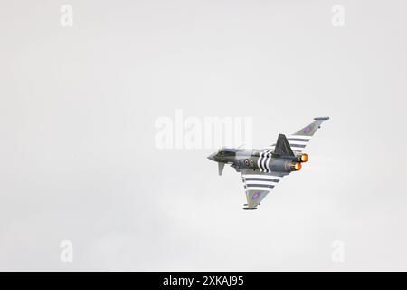 Fairford, Regno Unito. 21 LUGLIO, 2024. L'Eurofighter della RAF si esibisce come migliaia di persone decadute sul Royal International Air Tattoo (RIAT), una delle più grandi manifestazioni aeree al mondo con oltre 200 aerei sul sito della RAF Fairford dell'USAF con molteplici esposizioni di volo. Credito Milo Chandler/Alamy Live News Foto Stock