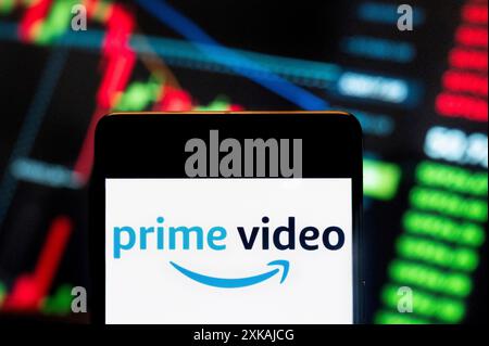 Cina. 22 luglio 2024. In questa illustrazione fotografica, il servizio di streaming e noleggio video on demand in abbonamento americano di Amazon, prime Video, logo visualizzato su uno smartphone con un grafico dell'indice di borsa economica sullo sfondo. Credito: SOPA Images Limited/Alamy Live News Foto Stock