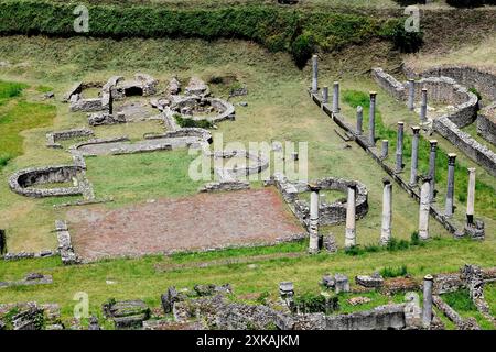 Anfiteatro del Teatro Romano e Acropoli etrusca di Volterra in Toscana, Italia Foto Stock