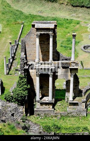 Anfiteatro del Teatro Romano e Acropoli etrusca di Volterra in Toscana, Italia Foto Stock