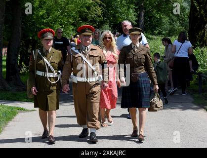 Reenattori in uniforme militare al fine settimana della rievocazione della seconda guerra mondiale a Ironbridge, Shropshire, Gran Bretagna Foto Stock