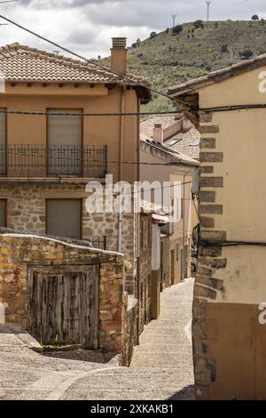 Le finestre sbarrate, d'altra parte, aggiungono un tocco di sicurezza e protezione consentendo l'ingresso di luce e aria fresca all'interno della casa Foto Stock