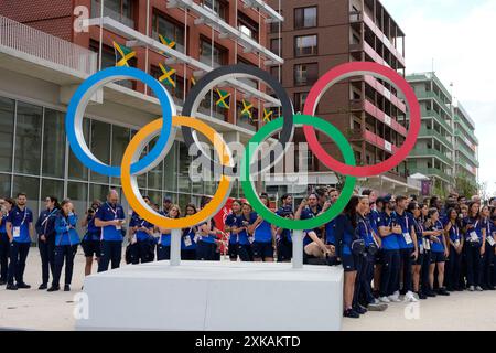 Parigi, Francia. 22 luglio 2024. Gli atleti francesi si riuniscono vicino agli anelli olimpici mentre visita il Villaggio Olimpico, alle Olimpiadi estive 2024, lunedì 22 luglio 2024, a Parigi, Francia. Foto di Michel Euler/Pool/ABACAPRESS. COM credito: Abaca Press/Alamy Live News Foto Stock