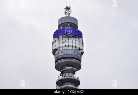 Londra, Inghilterra, Regno Unito. 22 luglio 2024. Vista generale della BT Tower, in quanto la società di telecomunicazioni è multata di oltre 17 milioni di sterline per un guasto di rete nel giugno 2023 che ha portato a 14.000 chiamate di emergenza perse. (Credit Image: © Vuk Valcic/ZUMA Press Wire) SOLO PER USO EDITORIALE! Non per USO commerciale! Crediti: ZUMA Press, Inc./Alamy Live News Foto Stock