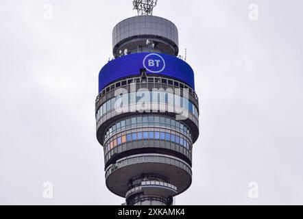 Londra, Inghilterra, Regno Unito. 22 luglio 2024. Vista generale della BT Tower, in quanto la società di telecomunicazioni è multata di oltre 17 milioni di sterline per un guasto di rete nel giugno 2023 che ha portato a 14.000 chiamate di emergenza perse. (Credit Image: © Vuk Valcic/ZUMA Press Wire) SOLO PER USO EDITORIALE! Non per USO commerciale! Crediti: ZUMA Press, Inc./Alamy Live News Foto Stock