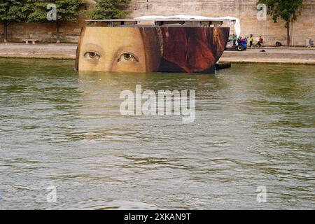 Opere d'arte lungo la Senna, Parigi. La cerimonia di apertura dei Giochi Olimpici di Parigi 2024 si svolge venerdì 26 luglio, lungo la Senna. Data foto: Lunedì 22 luglio 2024. Foto Stock