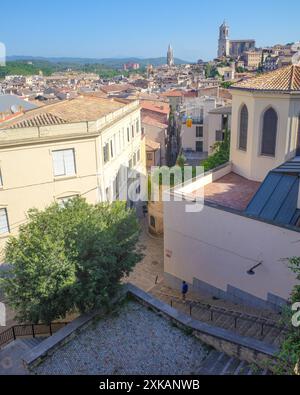 Girona, Spagna - 18 luglio 2024: Vista della cattedrale di Girona dalle antiche mura della città Foto Stock