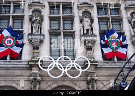 Vista generale sugli anelli Olimpici dell'Hotel Ville, Parigi. La cerimonia di apertura dei Giochi Olimpici di Parigi 2024 si svolge venerdì 26 luglio, lungo la Senna. Data foto: Lunedì 22 luglio 2024. Foto Stock