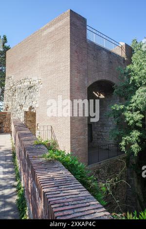 Girona, Spagna - 18 luglio 2024: Torre Gironella sulle mura della città di Girona Foto Stock