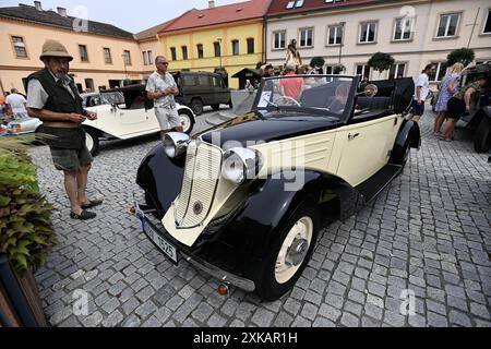 Bystrice Pod Hostynem, Repubblica Ceca. 20 luglio 2024. Mostra di veicoli storici in Piazza Masaryk a Bystrice pod Hostynem, regione di Kromeriz, Repubblica Ceca, 20 luglio 2024. Nella foto Tatra 57 cabrio. Crediti: Dalibor Gluck/CTK Photo/Alamy Live News Foto Stock