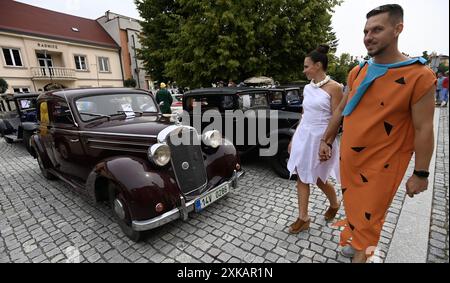 Bystrice Pod Hostynem, Repubblica Ceca. 20 luglio 2024. Mostra di veicoli storici in Piazza Masaryk a Bystrice pod Hostynem, regione di Kromeriz, Repubblica Ceca, 20 luglio 2024. Nella foto Mercedes-Benz. Crediti: Dalibor Gluck/CTK Photo/Alamy Live News Foto Stock