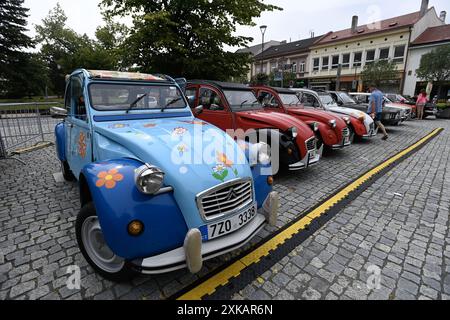 Bystrice Pod Hostynem, Repubblica Ceca. 20 luglio 2024. Mostra di veicoli storici in Piazza Masaryk a Bystrice pod Hostynem, regione di Kromeriz, Repubblica Ceca, 20 luglio 2024. Auto raffigurata Citroen 2CV. Crediti: Dalibor Gluck/CTK Photo/Alamy Live News Foto Stock