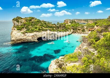 Baia mediterranea con acque cristalline color smeraldo Foto Stock