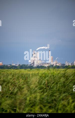 International Paper Mill - Port Wentworth, Georgia - luglio 2024. International Paper Company si trova ad affrontare ammende statali di quasi 28.000 dollari per lo scarico di rifiuti Foto Stock