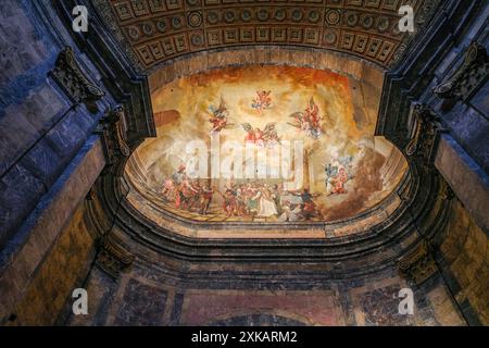 Girona, Spagna - 18 luglio 2024: Soffitto Basilica de Sant Feliu nella cappella di San Narciso de Girona Foto Stock