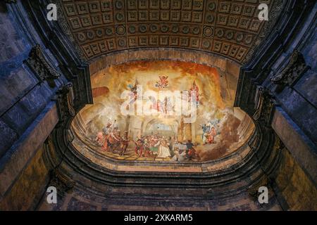 Girona, Spagna - 18 luglio 2024: Soffitto Basilica de Sant Feliu nella cappella di San Narciso de Girona Foto Stock