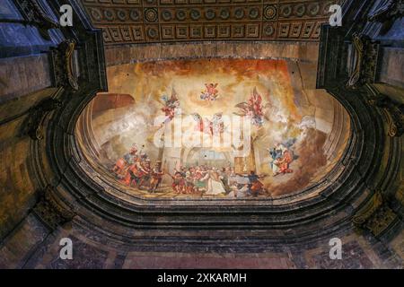 Girona, Spagna - 18 luglio 2024: Soffitto Basilica de Sant Feliu nella cappella di San Narciso de Girona Foto Stock