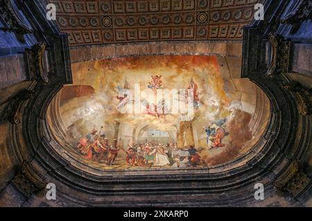 Girona, Spagna - 18 luglio 2024: Soffitto Basilica de Sant Feliu nella cappella di San Narciso de Girona Foto Stock