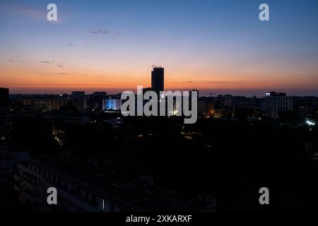 Paesaggio urbano al crepuscolo con le Torri Gemelle Casablanca il 7 ottobre 2023. Casablanca, una città in rapido sviluppo, è la capitale economica del Marocco A. Foto Stock