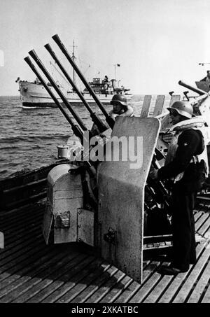 Soldati tedeschi in un quad antiaereo su una portaerei di artiglieria durante le operazioni di scorta nel Mar Baltico. Foto: Schreiber [traduzione automatizzata] Foto Stock