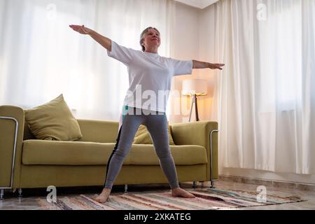 Fitness donna che fa esercizio stretch stretching il suo corpo. Foto Stock