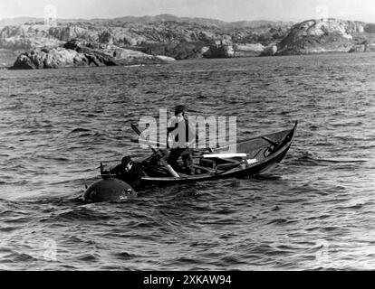 Soldati tedeschi che disinnescano una miniera galleggiante da un gommone. Foto non stampate [traduzione automatizzata] Foto Stock