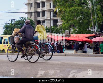 Zanzibar, Tanzania - Feb, 2021: La bicicletta è un mezzo di trasporto molto popolare in Africa, sia per il trasporto di persone e vari tipi di merci. Foto Stock