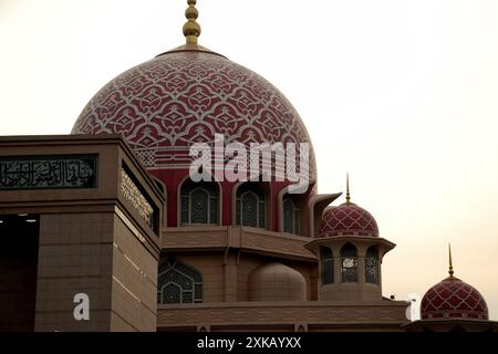 Vista parziale della Moschea di Putra, è la moschea principale di Putrajaya, Malesia, situata in Piazza Putra ed è adiacente al lago artificiale Putrajaya Foto Stock