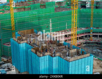 HUAI'AN, CINA - 22 LUGLIO 2024 - i lavoratori stanno lavorando a temperature elevate nel cantiere di un progetto immobiliare in costruzione in Q Foto Stock