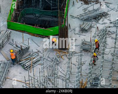 HUAI'AN, CINA - 22 LUGLIO 2024 - i lavoratori stanno lavorando a temperature elevate nel cantiere di un progetto immobiliare in costruzione in Q Foto Stock