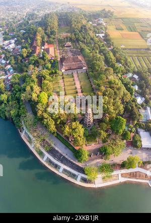 La pagoda Thien Mu è una delle antiche pagoda della città di Hue. Si trova sulle rive del fiume Perfume nella storica città vietnamita di Hue Foto Stock