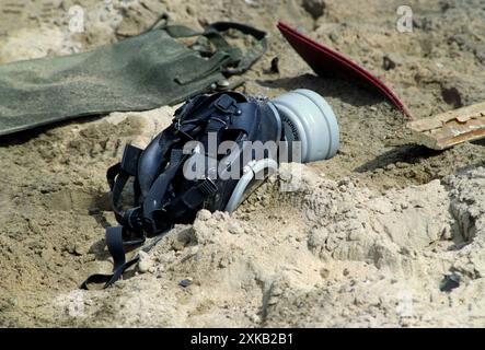 Prima guerra del Golfo: 4 marzo 1991 Una maschera antigas Panorama Nova RA West German si trova nel deserto, appena fuori la Route 801, la strada per um Qasr, a nord di Kuwait City. Faceva parte dell'equipaggiamento di un soldato iracheno, un membro di un convoglio di circa due dozzine di veicoli militari che sono stati distrutti con bombe a grappolo dall'aviazione americana circa una settimana prima. Foto Stock