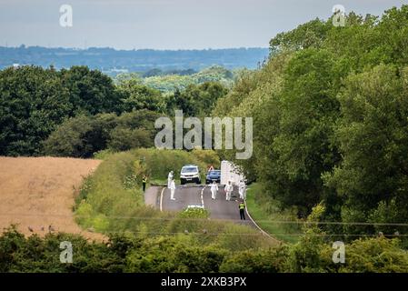 Agenti forensi sulla scena della A61 a Wakefield, a seguito di una collisione tra un'auto e una moto domenica pomeriggio in cui morirono quattro adulti e due bambini. L'incidente tra una Ford Focus e la moto si verificò sulla A61 tra Staincross, Barnsley, e Newmillerdam, Wakefield. Data foto: Lunedì 22 luglio 2024. Foto Stock