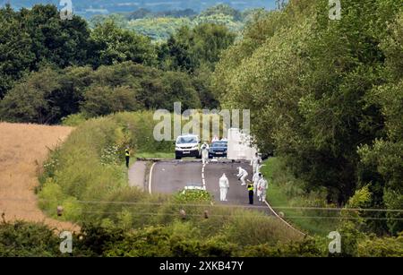 Agenti forensi sulla scena della A61 a Wakefield, a seguito di una collisione tra un'auto e una moto domenica pomeriggio in cui morirono quattro adulti e due bambini. L'incidente tra una Ford Focus e la moto si verificò sulla A61 tra Staincross, Barnsley, e Newmillerdam, Wakefield. Data foto: Lunedì 22 luglio 2024. Foto Stock