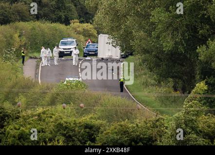 Agenti forensi sulla scena della A61 a Wakefield, a seguito di una collisione tra un'auto e una moto domenica pomeriggio in cui morirono quattro adulti e due bambini. L'incidente tra una Ford Focus e la moto si verificò sulla A61 tra Staincross, Barnsley, e Newmillerdam, Wakefield. Data foto: Lunedì 22 luglio 2024. Foto Stock