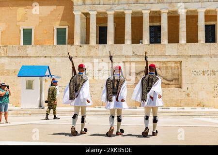 Cambio di guardia in Piazza Syntagma di fronte al Parlamento, Atene Grecia, giugno 2024 © Giorgia De dato Foto Stock