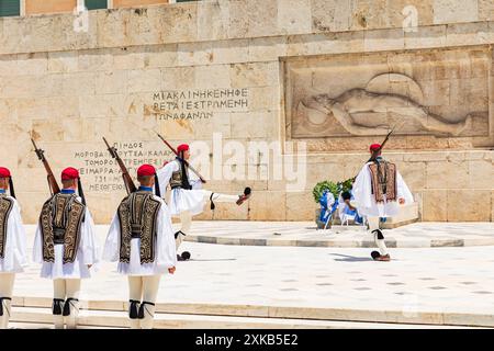 Cambio di guardia in Piazza Syntagma di fronte al Parlamento, Atene Grecia, giugno 2024 © Giorgia De dato Foto Stock