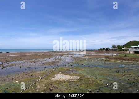 Samae San Coast quando l'acqua è secca, il cielo ha nuvole bianche e ci sono barche da pesca ormeggiate nella provincia di Chonburi in Thailandia. Foto Stock