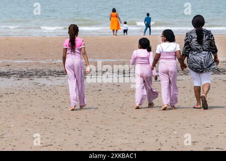 Una famiglia nera che ama la spiaggia principale di Margate Kent UK Foto Stock