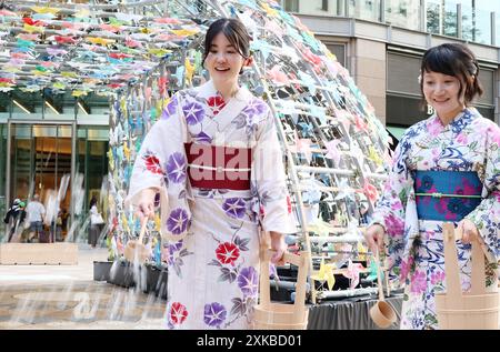 Tokyo, Giappone. 22 luglio 2024. I modelli spruzzano acqua riciclabile per raffreddarsi per l'evento "uchimizu" a Tokyo lunedì 22 luglio 2024. (Foto di Yoshio Tsunoda/AFLO) Foto Stock