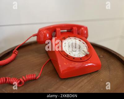 STATI UNITI. 6 marzo 2024. Telefono rotativo rosso vintage su un tavolo di legno, Danville, California, 6 marzo 2024. (Foto di Smith Collection/Gado/Sipa USA) credito: SIPA USA/Alamy Live News Foto Stock