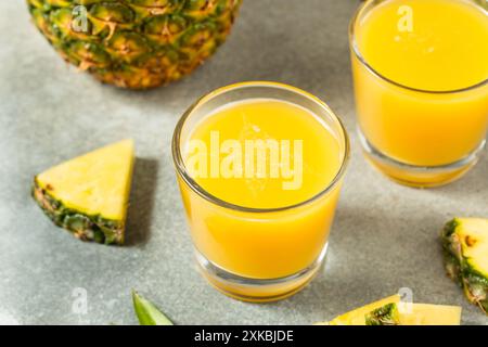 Succo di ananas freddo e rinfrescante pronto da bere Foto Stock