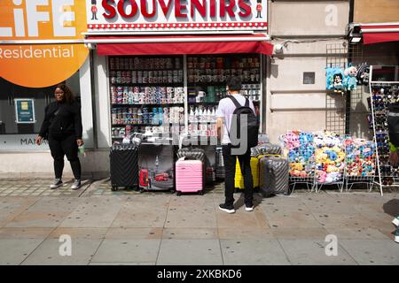 A Londra si vede un negozio di souvenir, dato che molti turisti dovrebbero visitare la capitale durante la stagione estiva delle vacanze. Foto Stock