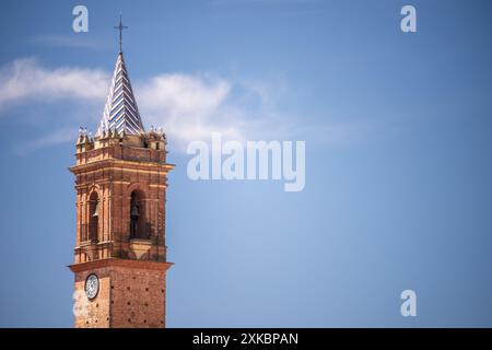 Torre de la Iglesia del Espiritu Santo a Fuenteheridos, provincia di Huelva, Andalusia, Spagna, contro un cielo azzurro. Foto Stock