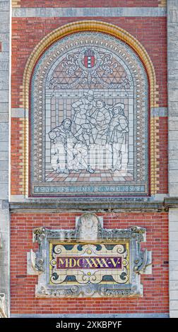 Amsterdam, Paesi Bassi - 15 maggio 2018: Muro a mosaico MDCXXXXV numero romano 1635 anno al Rijksmuseum Museo Nazionale olandese delle Arti e della storia. Foto Stock