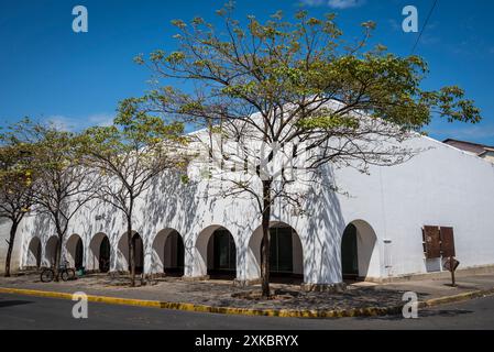 Edificio bianco di stile coloniale nel centro citta' di Granada, Nicaragua Foto Stock