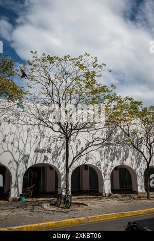 Edificio bianco di stile coloniale nel centro citta' di Granada, Nicaragua Foto Stock