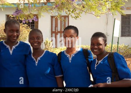 Alunni ed edifici scolastici, St Louis College (scuola secondaria per ragazze), Jos, Plateau State, Nigeria Foto Stock